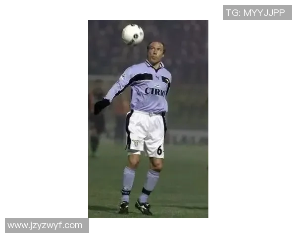 全球足球巨星云集 豪门俱乐部最新转会动态与赛季展望 全球足球巨星云集 豪门俱乐部最新转会动态与赛季展望